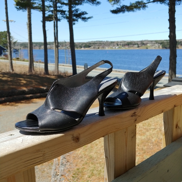 Tahari Leather sling back kitten heel - Picture 3 of 5